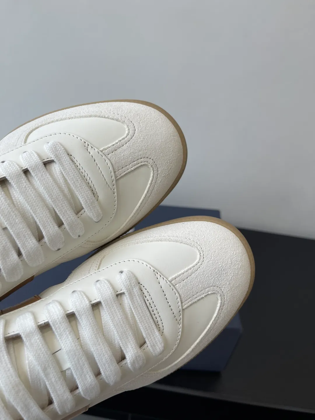 Factory price: 420💰The top version of Dior 25ss new product B01 moral training shoes. The toe size design of the couple's style is a bit wider. The upper foot comfort is perfect. The thread is beautiful. Perfectly suitable for trousers. Decorated with various classic details. It is the ideal choice for daily styling. It can be matched with various casual items to create exquisite shapes. Fabric first layer cowhide/lining sheepskin T men's shoes💰U original outsole Code number: 38-44, customized 45
